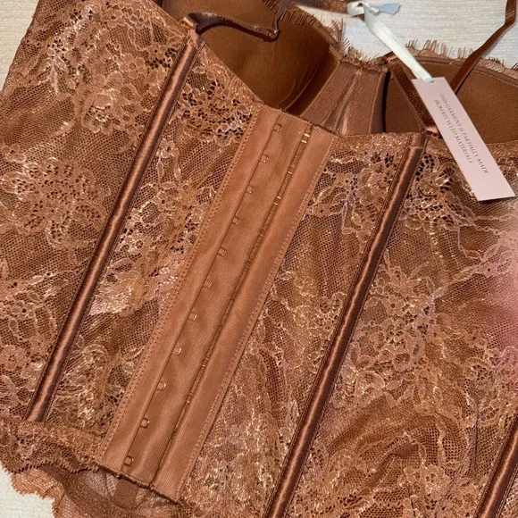 Elegant Brown Lace Corset by - Picture 4 of 5